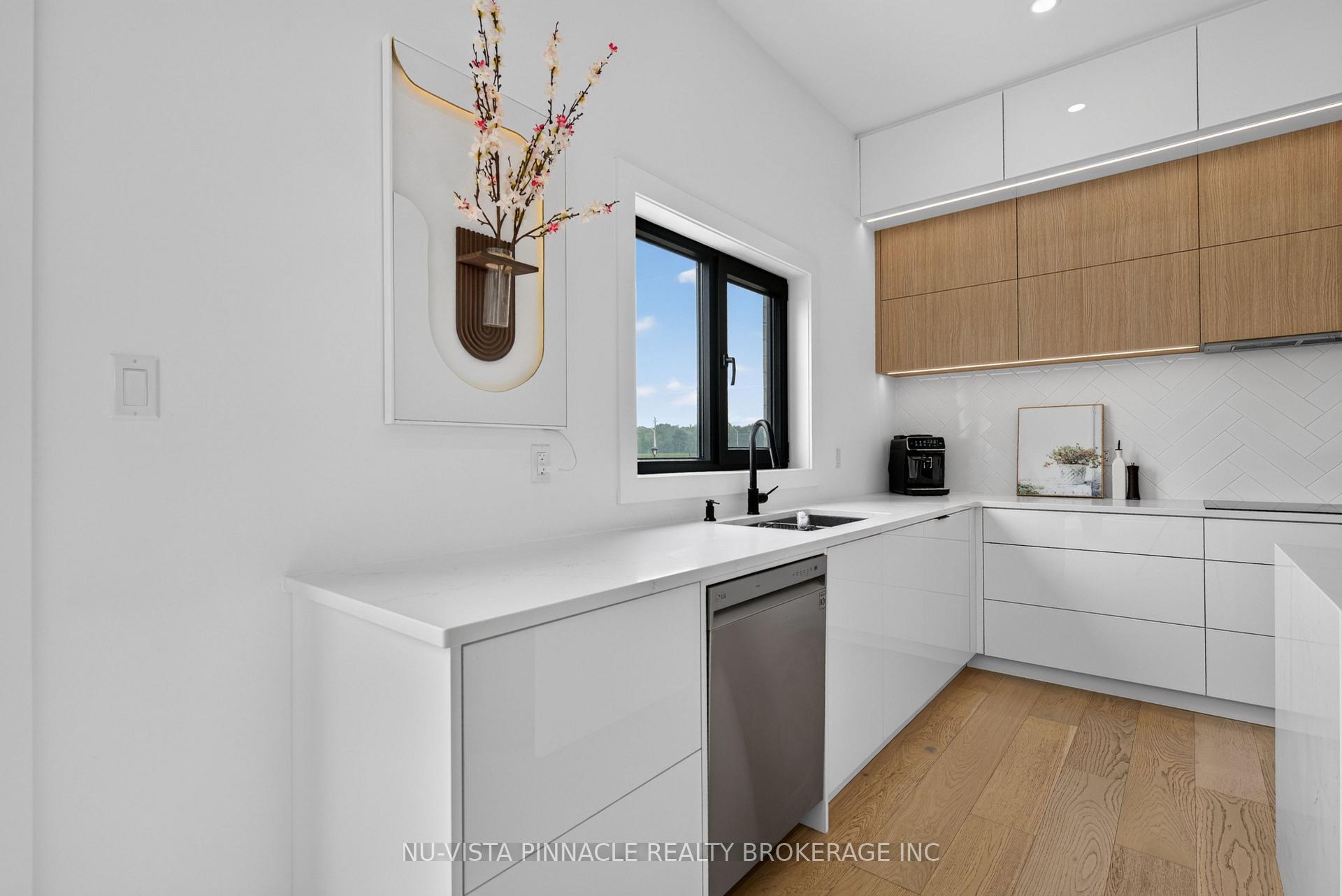Photo 12 of 7517 Silvercreek Crescent, London, South V — HOMEH