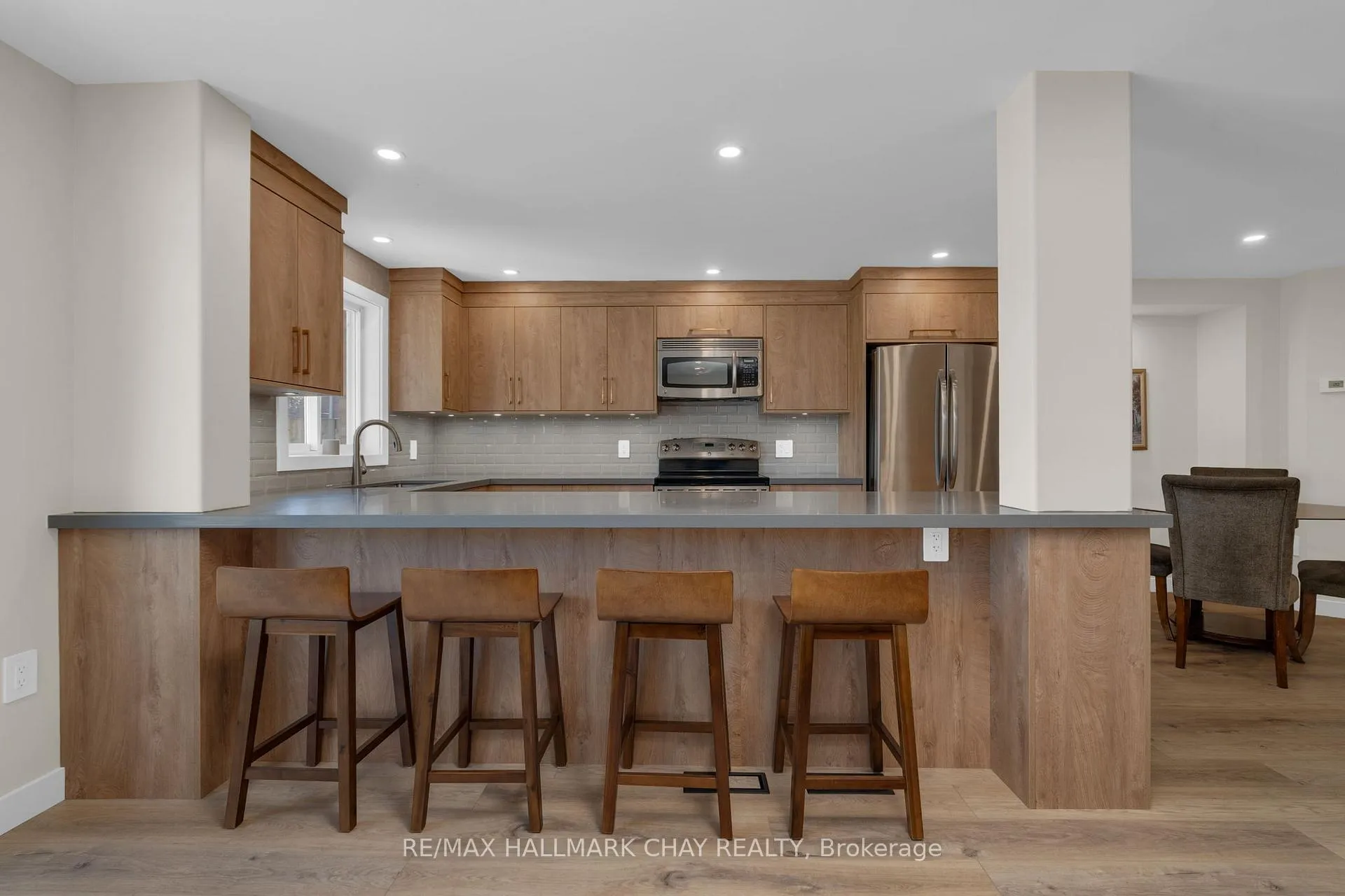 Photo 4 of 9 Caribou Court, Barrie, Holly — HOMEH