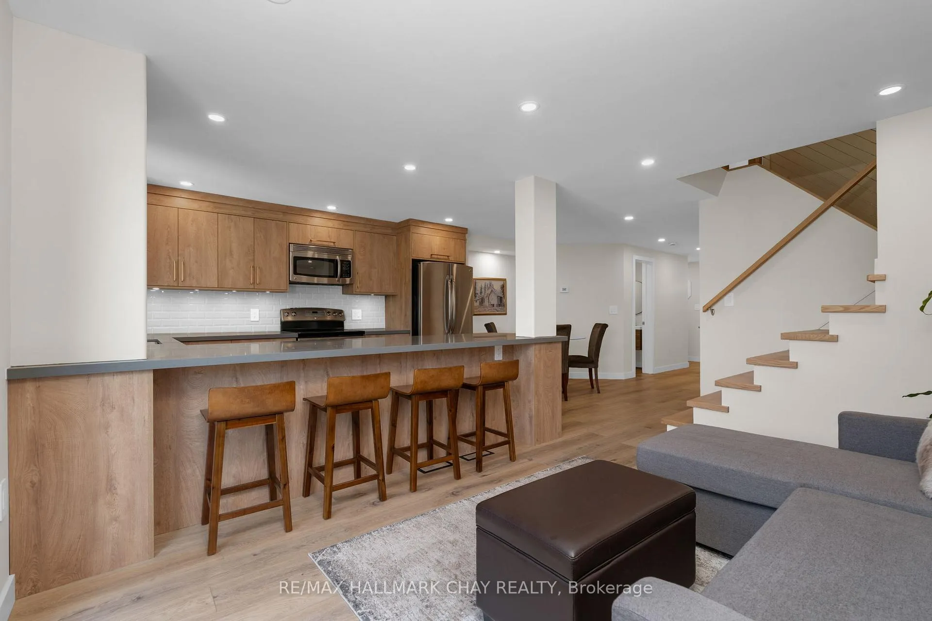 Photo 6 of 9 Caribou Court, Barrie, Holly — HOMEH