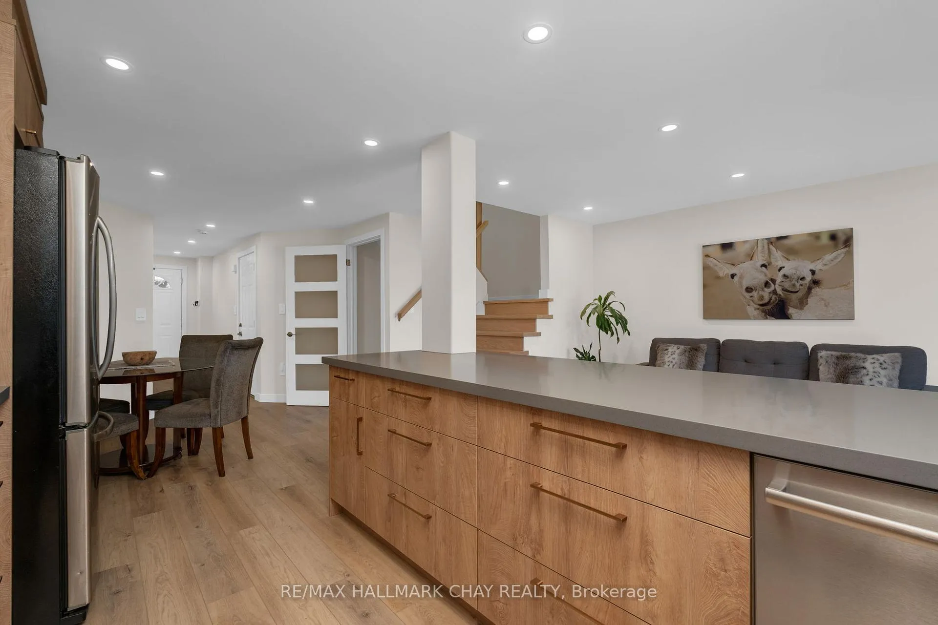 Photo 10 of 9 Caribou Court, Barrie, Holly — HOMEH