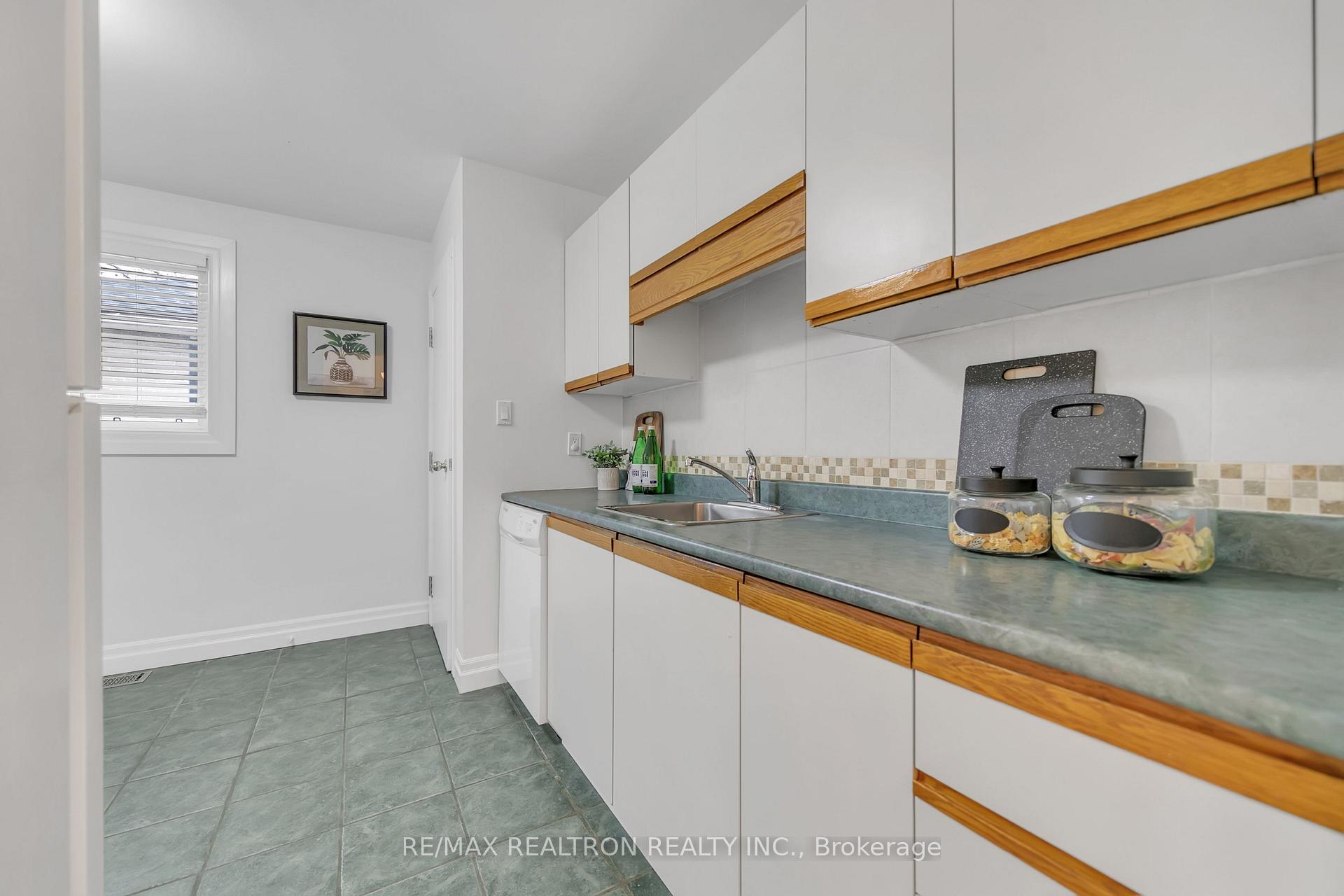Photo 11 of 145 Willow Lane, Newmarket, Bristol-London — HOMEH
