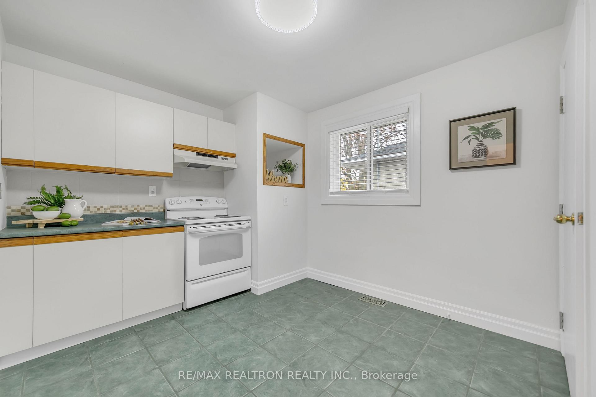 Photo 13 of 145 Willow Lane, Newmarket, Bristol-London — HOMEH