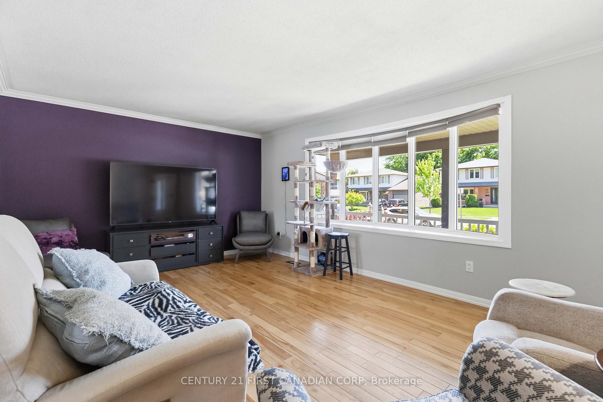 Photo 12 of 796 Viscount Road, London, South N — HOMEH
