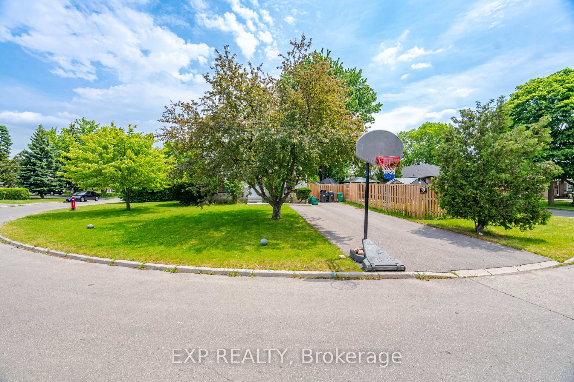 Photo 2 of 33 Earlsdale Crescent, Brampton, Southgate — HOMEH