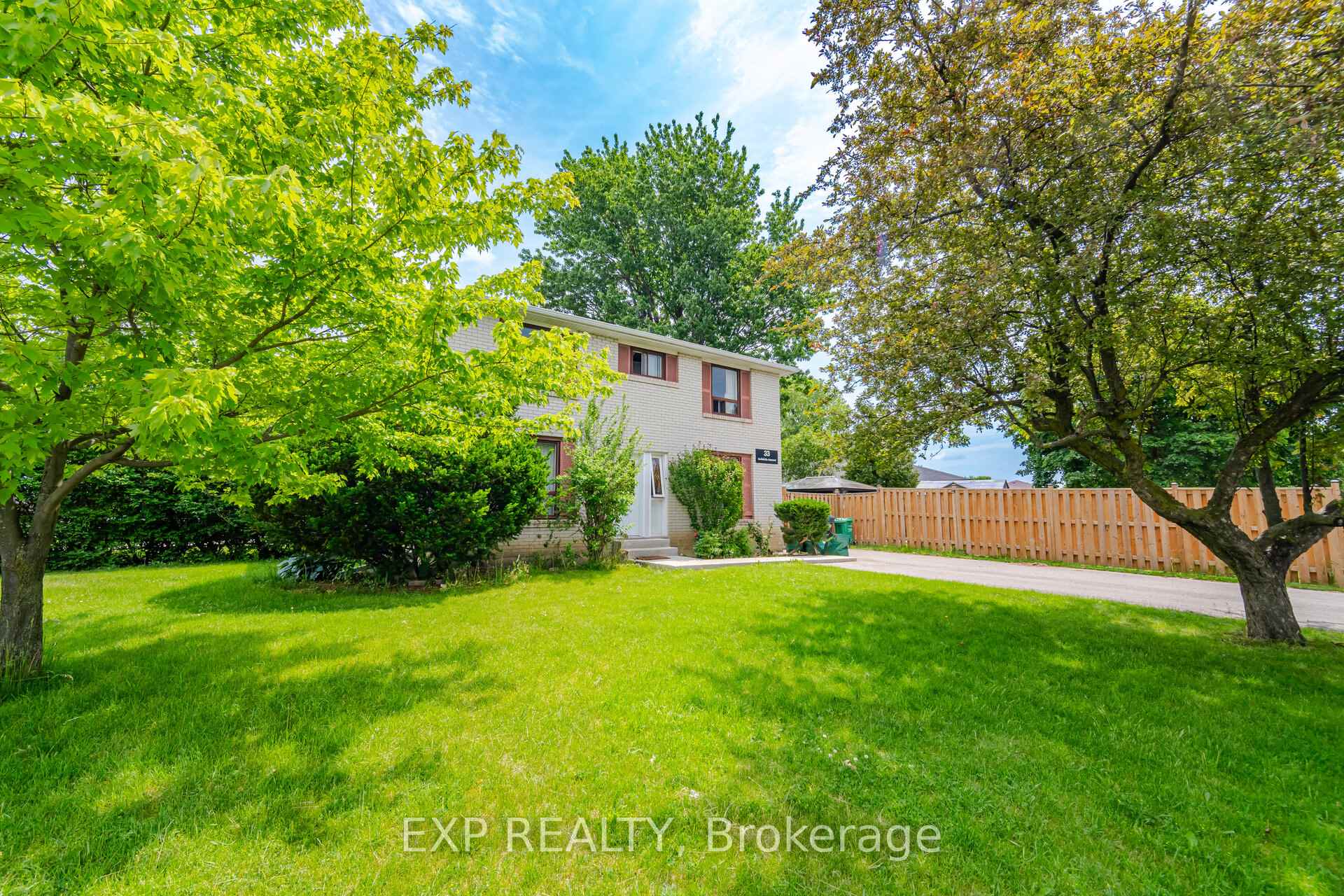 Photo 3 of 33 Earlsdale Crescent, Brampton, Southgate — HOMEH