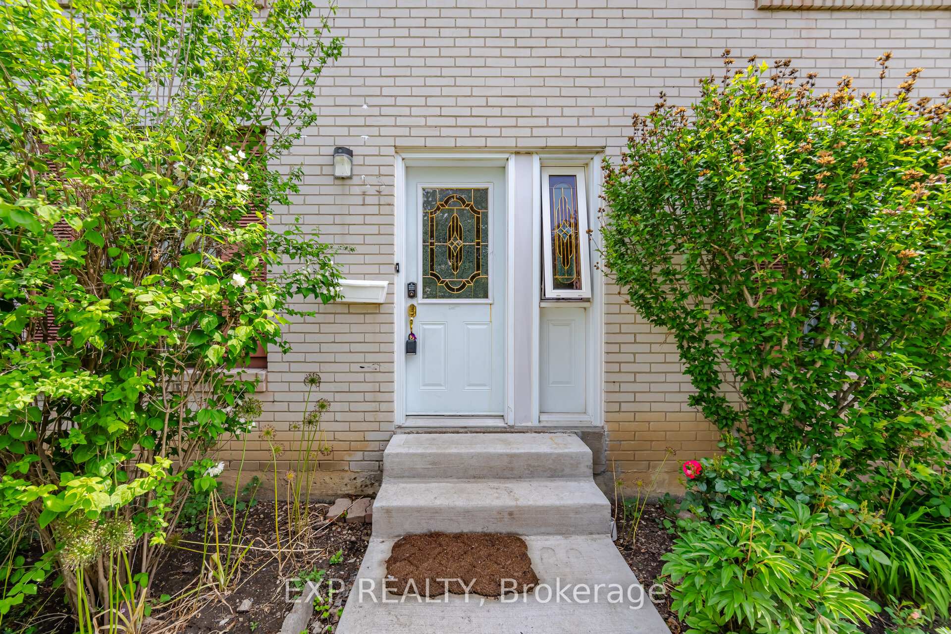 Photo 4 of 33 Earlsdale Crescent, Brampton, Southgate — HOMEH