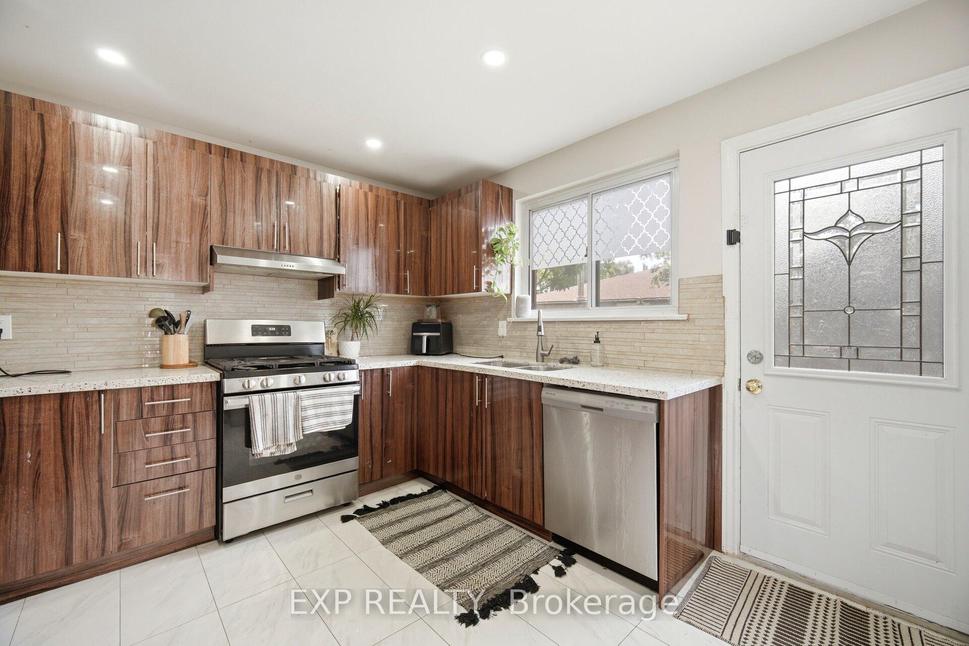 Photo 13 of 33 Earlsdale Crescent, Brampton, Southgate — HOMEH