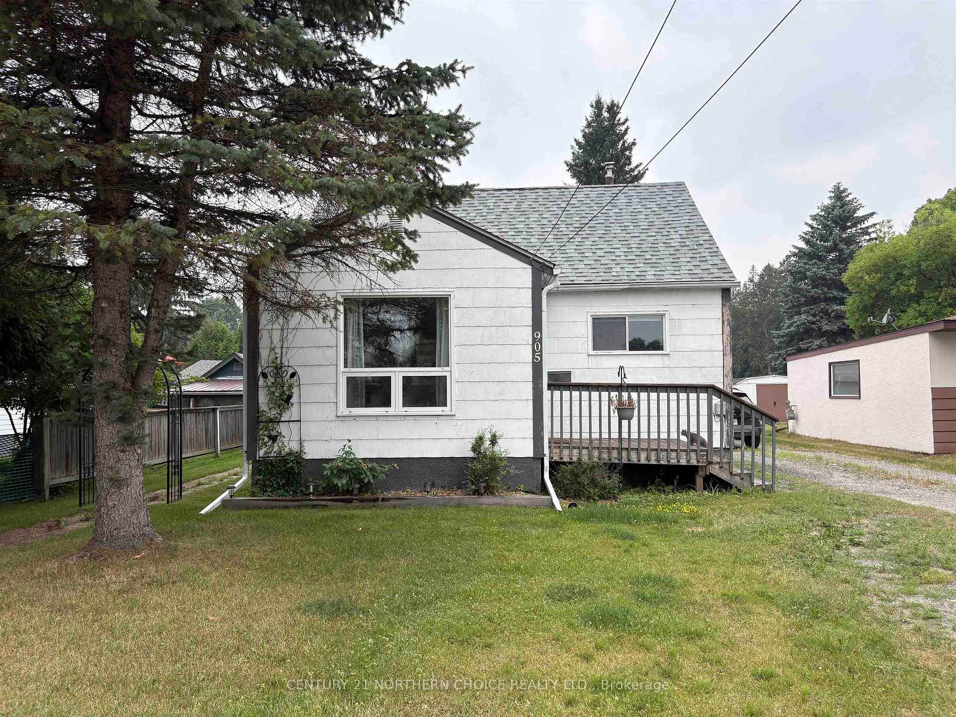 Front of 905 Portage Avenue N