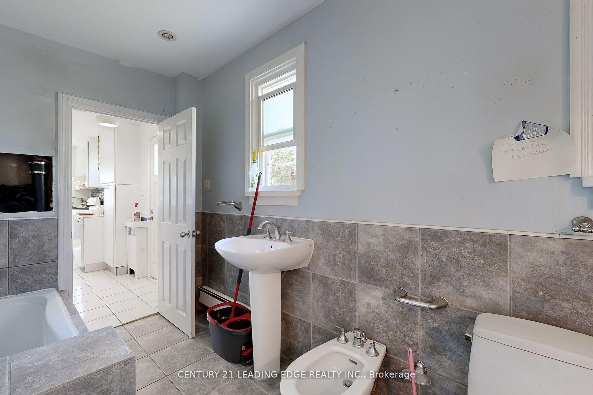 Photo 21 of Unit B, 21 Wexford Boulevard, Scarborough, Wexford-Maryvale — HOMEH