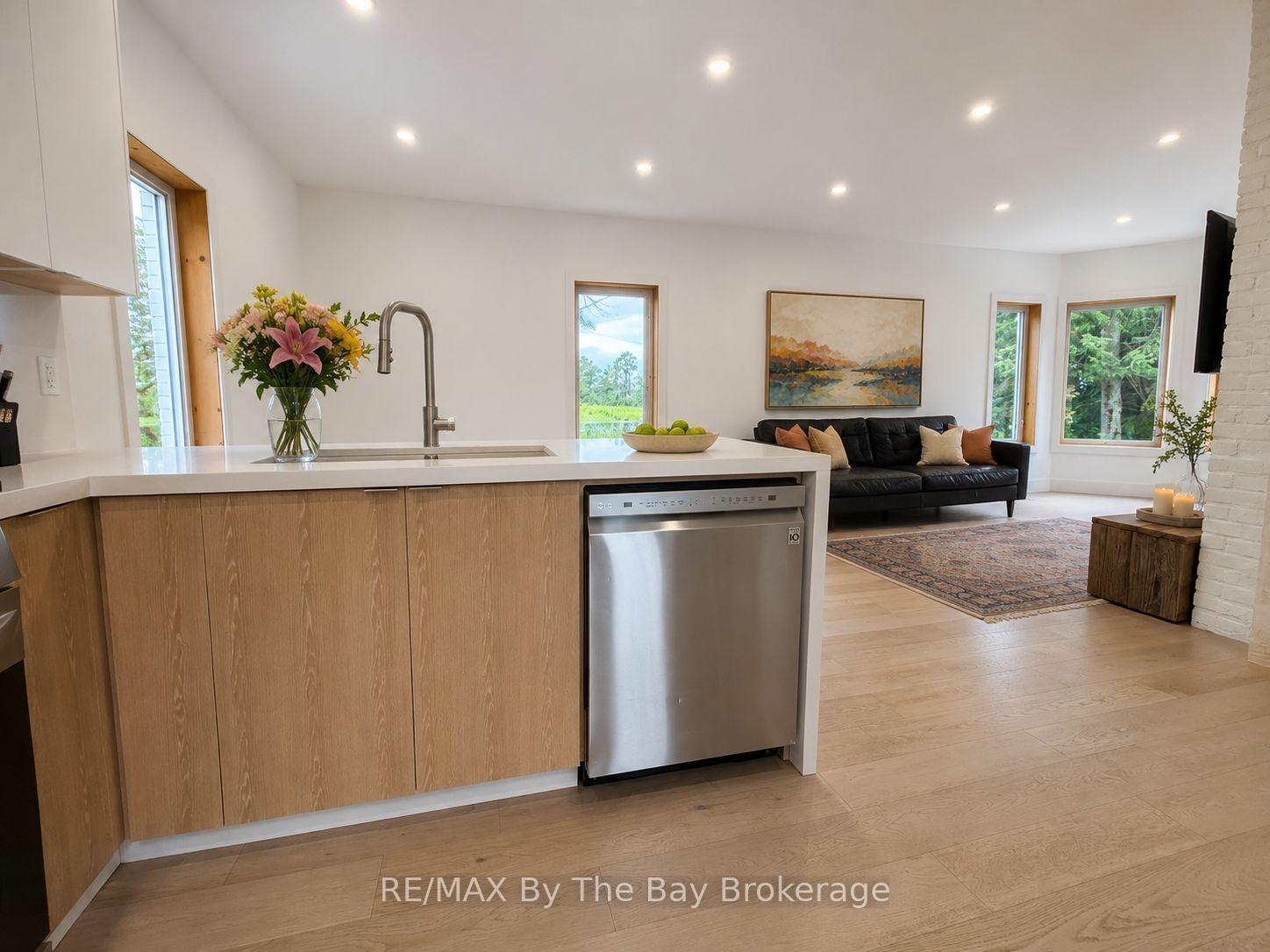 Photo 11 of 6358 Sunnidale Concession 5 Road, Clearview, Rural Clearview — HOMEH