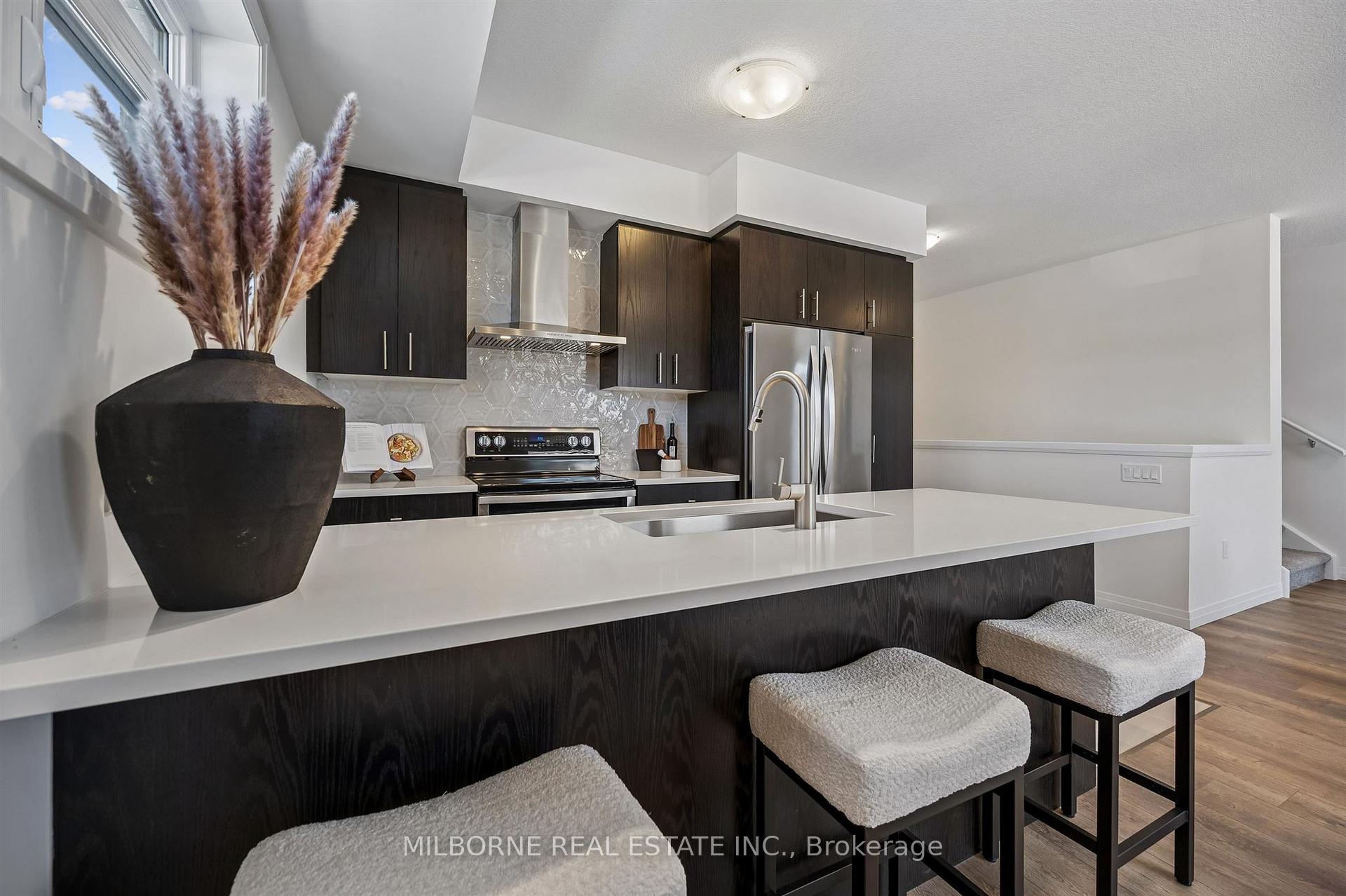 Photo 4 of 36 Thatcher Drive, Guelph, Kortright East — HOMEH