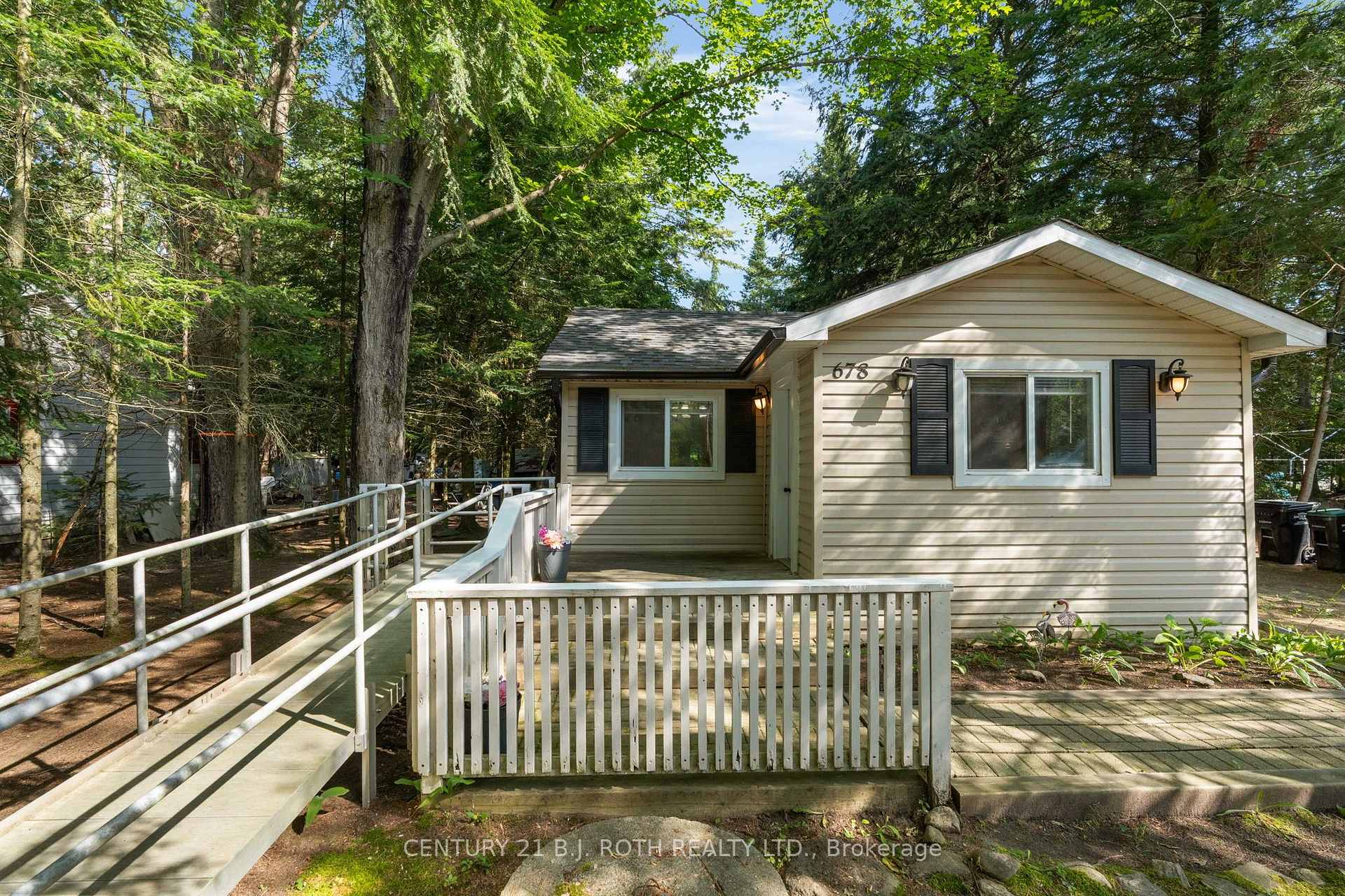 Photo 1 of 678 Pinegrove Avenue, Innisfil, Rural Innisfil — HOMEH