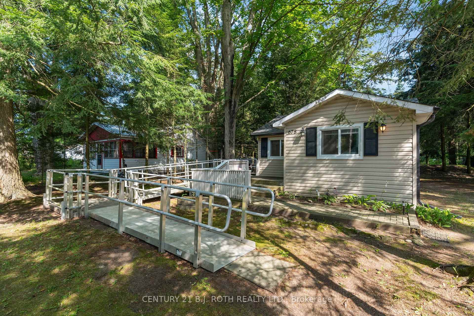 Photo 3 of 678 Pinegrove Avenue, Innisfil, Rural Innisfil — HOMEH