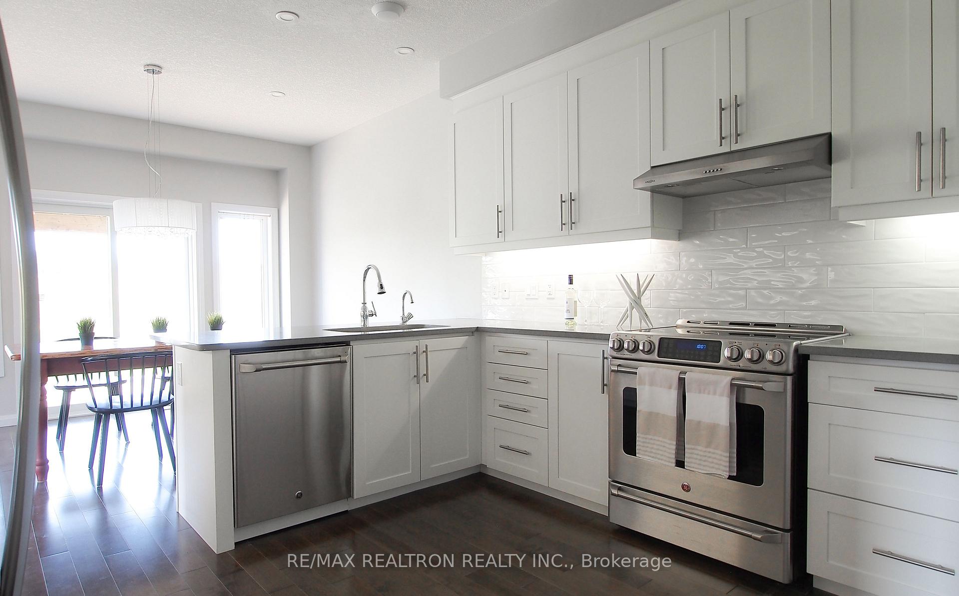 Photo 17 of 537 Sundew Drive, Waterloo, Columbia Forest/Clair Hills — HOMEH