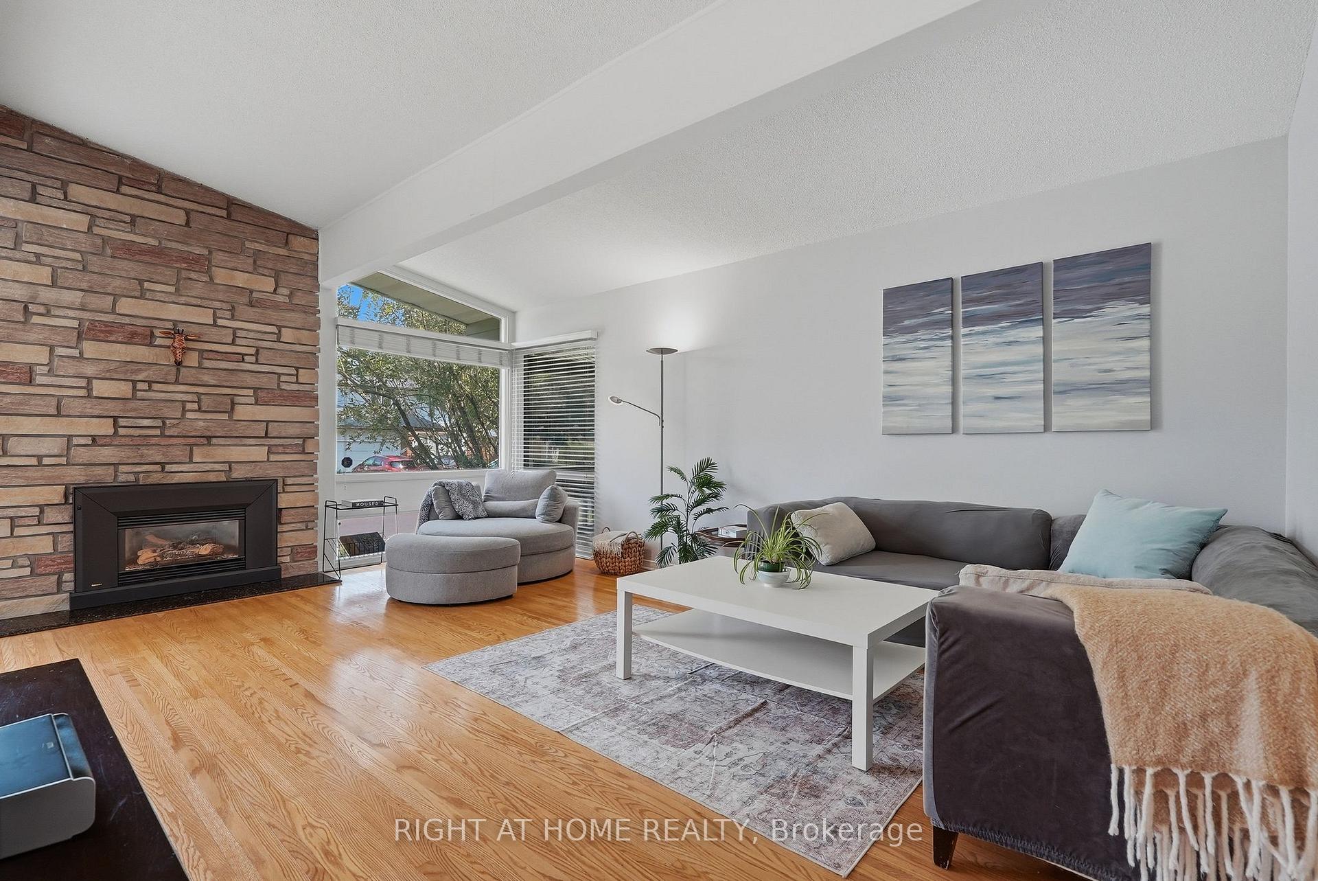 Photo 2 of 1272 Collins Avenue, Ottawa, Alta Vista — HOMEH