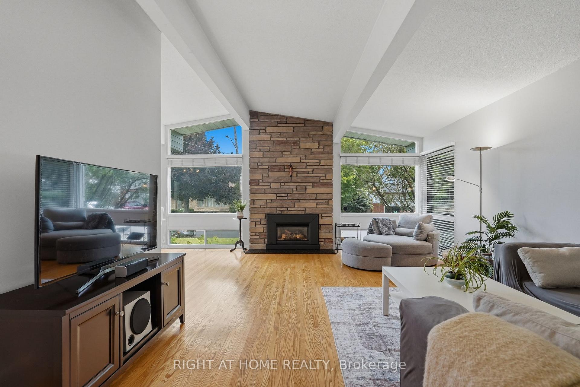 Photo 3 of 1272 Collins Avenue, Ottawa, Alta Vista — HOMEH