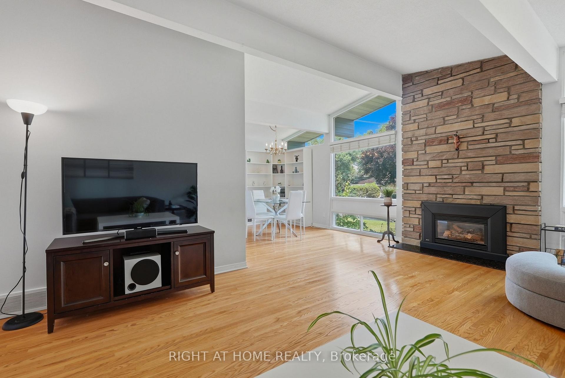 Photo 4 of 1272 Collins Avenue, Ottawa, Alta Vista — HOMEH