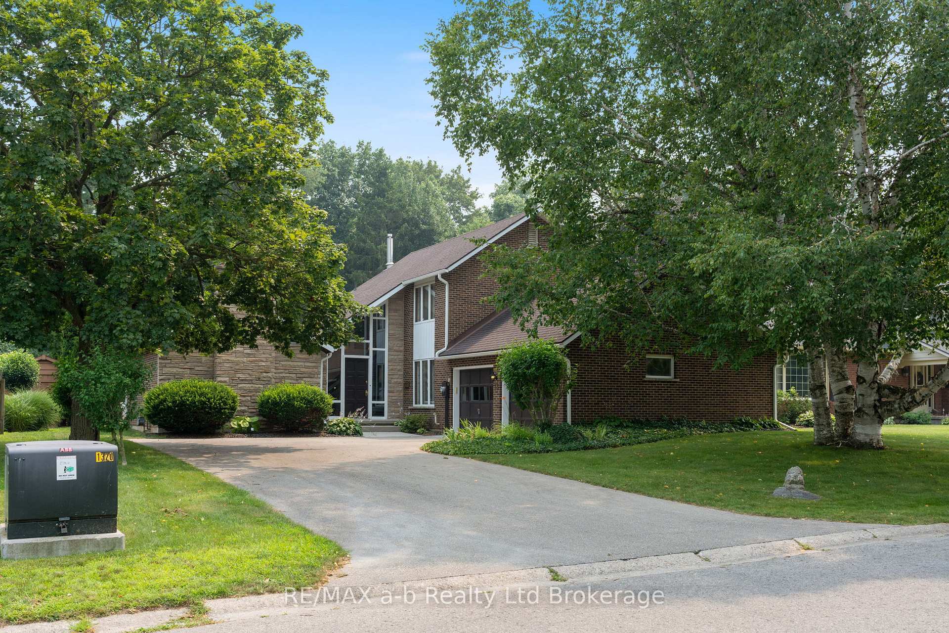 Photo 2 of 13 Segal Drive, Tillsonburg — HOMEH