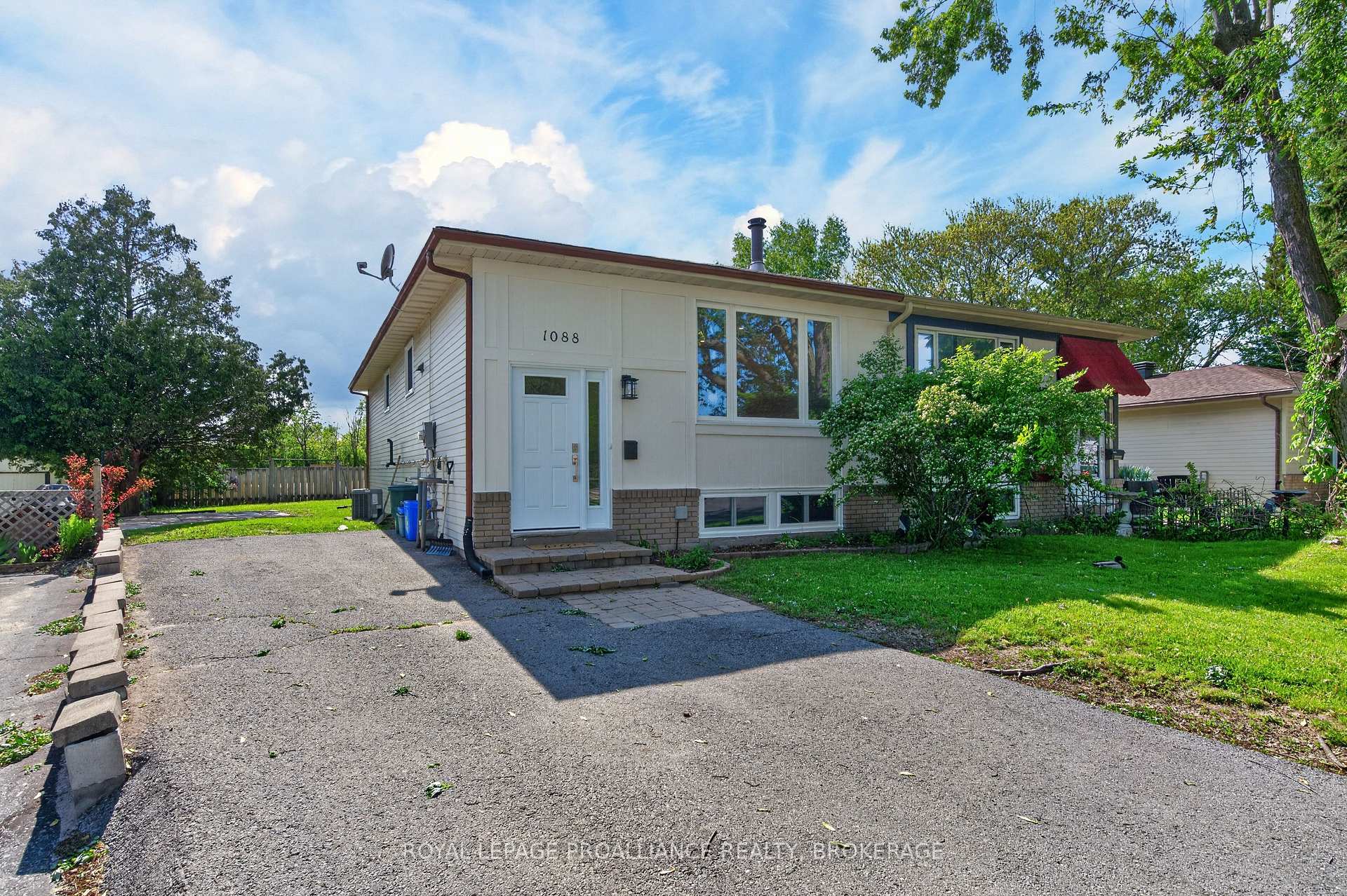 Photo 2 of 1088 Pinewood Place, Kingston, City Northwest — HOMEH