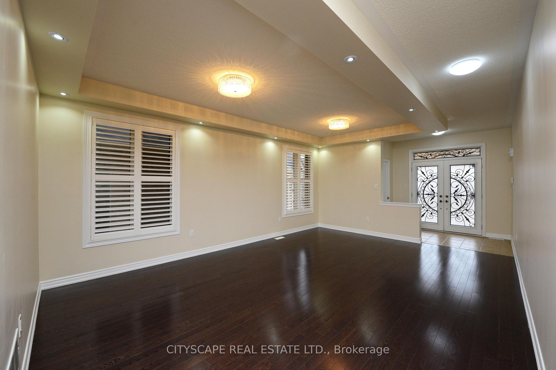 Photo 3 of 32 Fallmeadow Circle, Brampton, Credit Valley — HOMEH