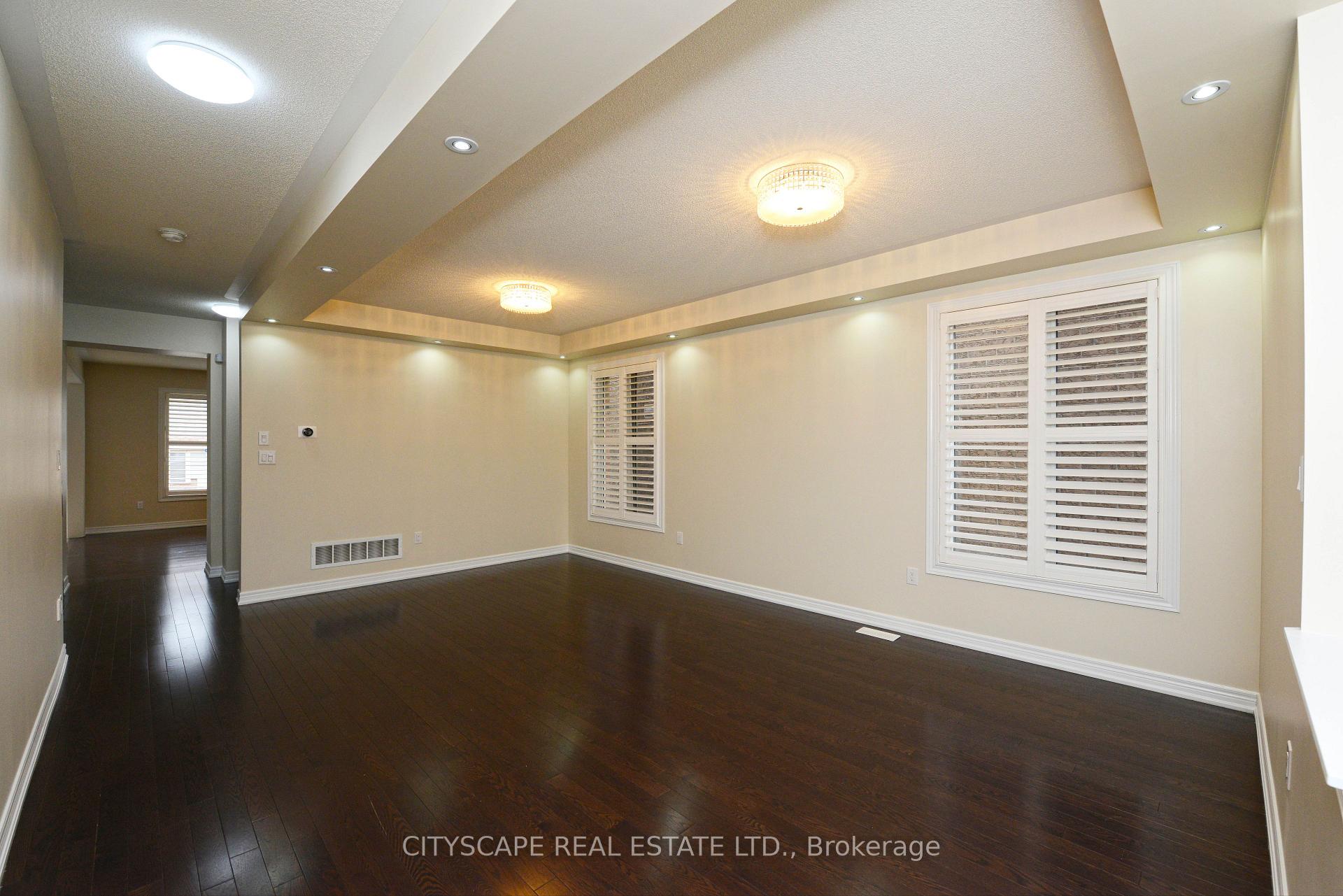 Photo 4 of 32 Fallmeadow Circle, Brampton, Credit Valley — HOMEH