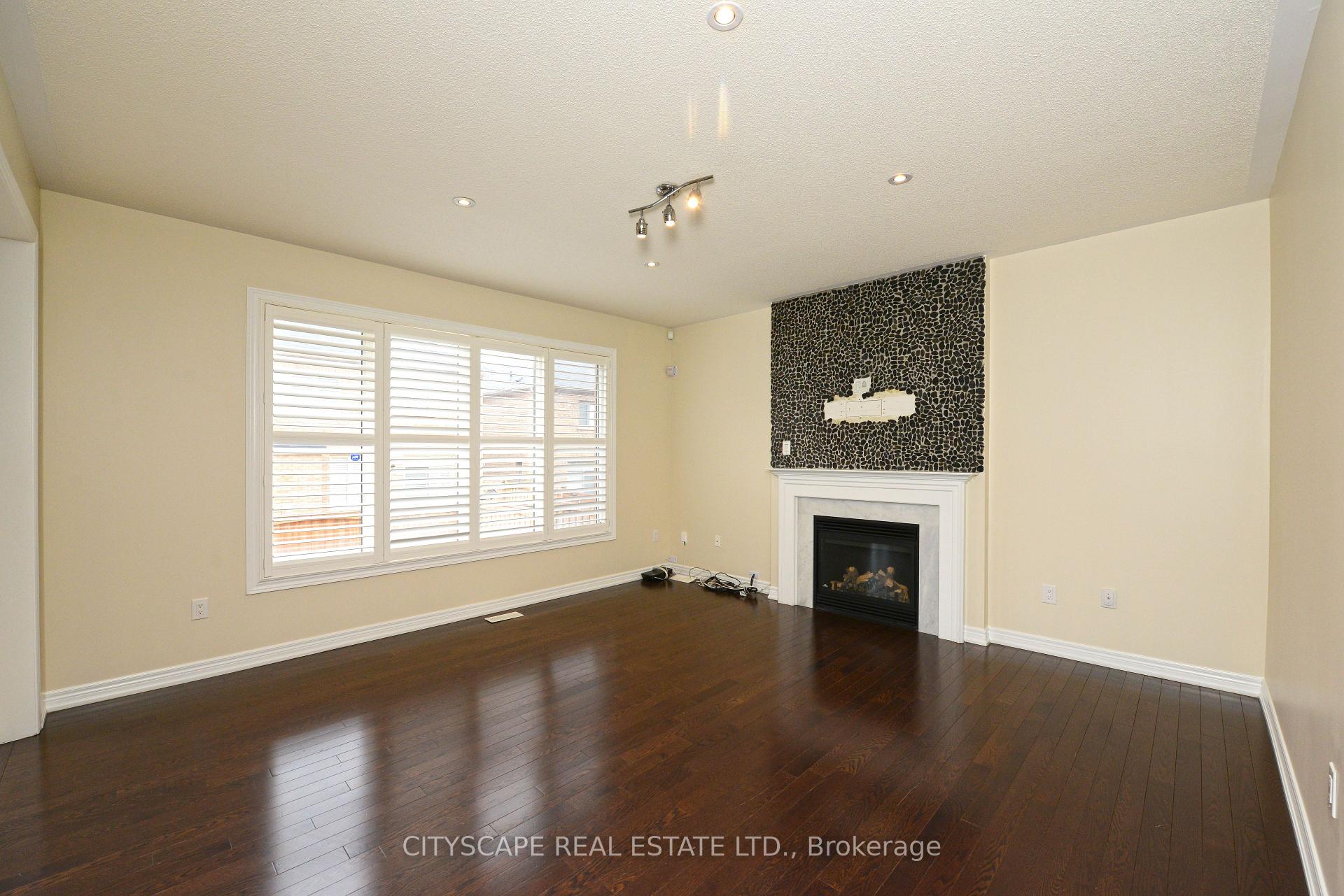 Photo 6 of 32 Fallmeadow Circle, Brampton, Credit Valley — HOMEH
