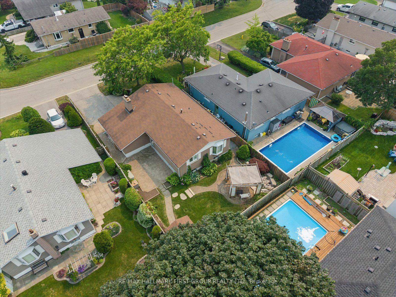 Photo 2 of 970 Timmins Gardens, Pickering, West Shore — HOMEH