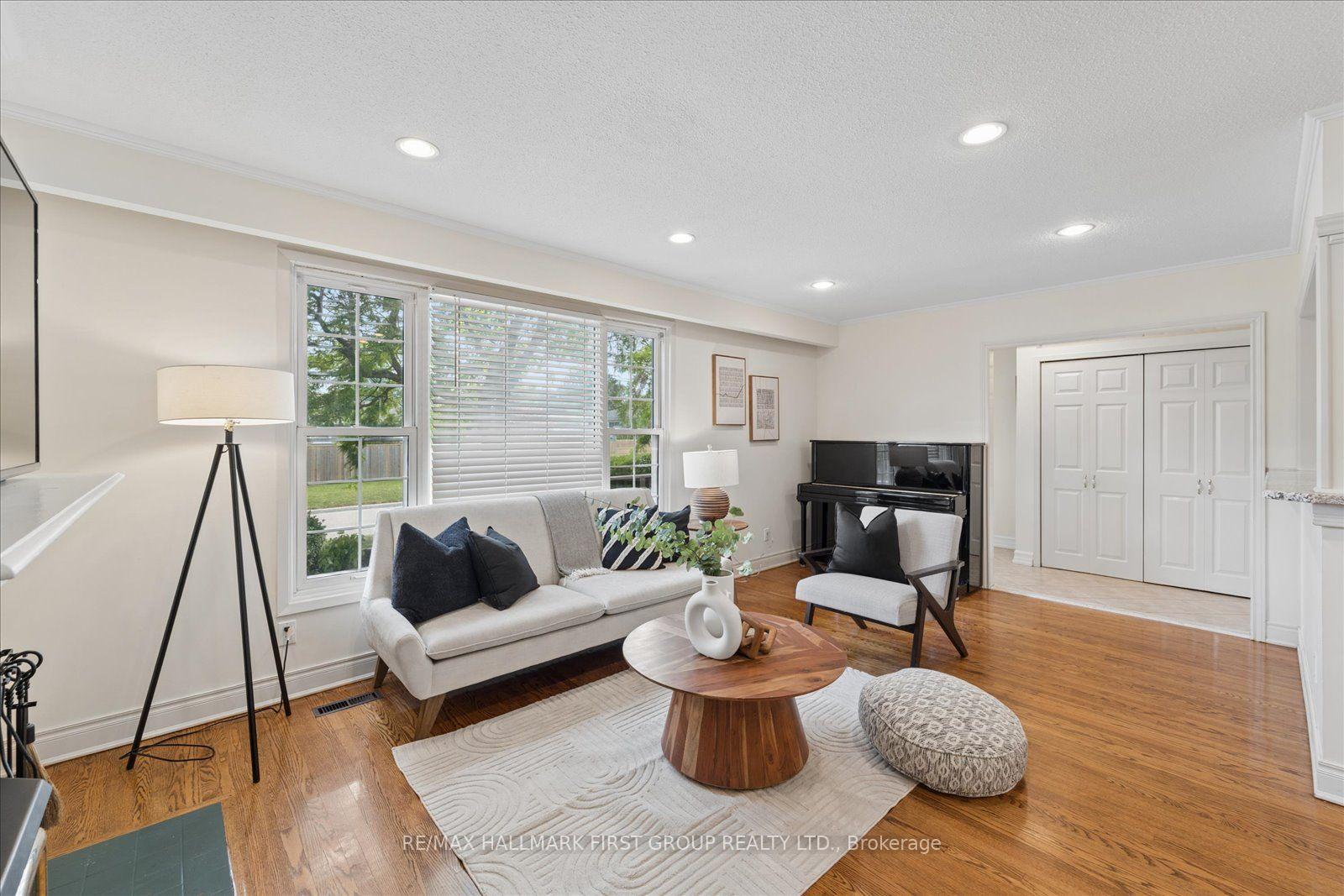 Photo 4 of 970 Timmins Gardens, Pickering, West Shore — HOMEH