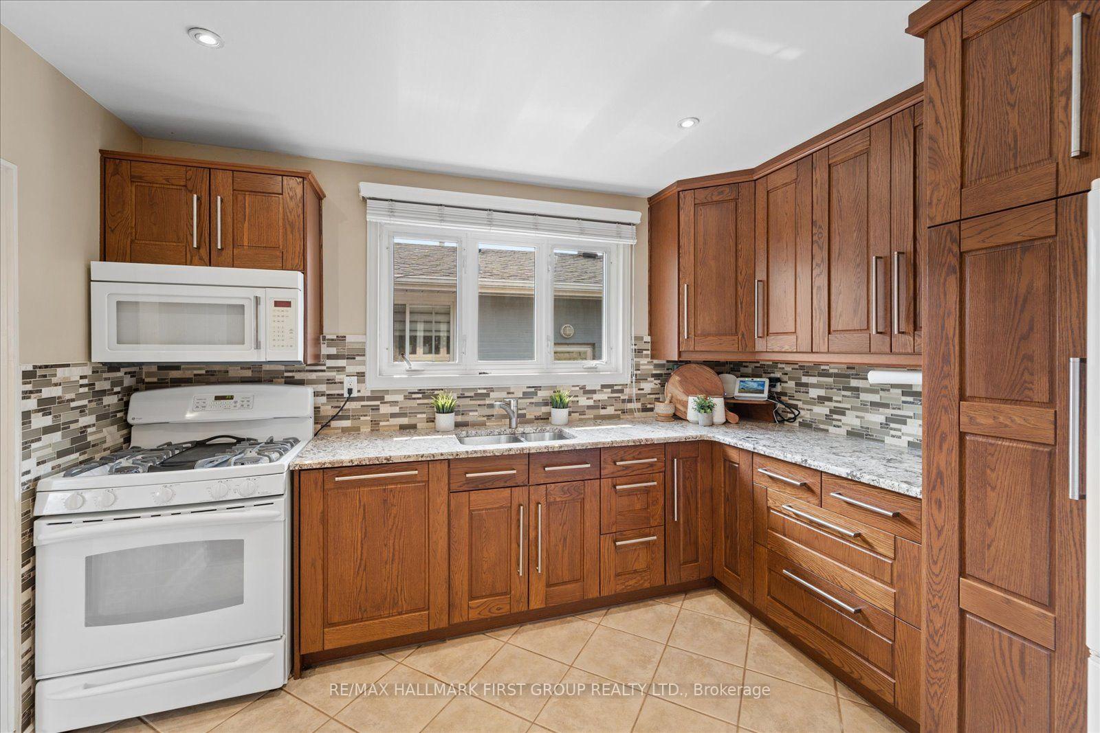 Photo 11 of 970 Timmins Gardens, Pickering, West Shore — HOMEH