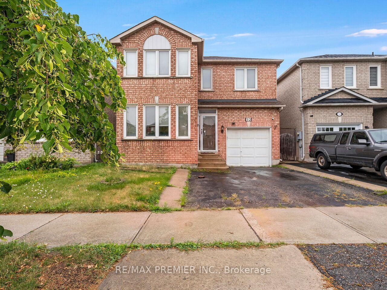 Photo 2 of 32 Stonebriar Drive, Vaughan, Maple — HOMEH