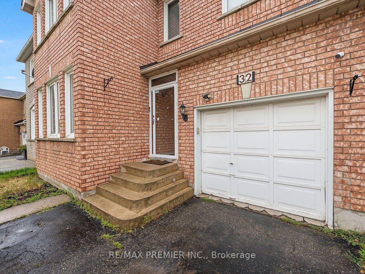 Photo 3 of 32 Stonebriar Drive, Vaughan, Maple — HOMEH