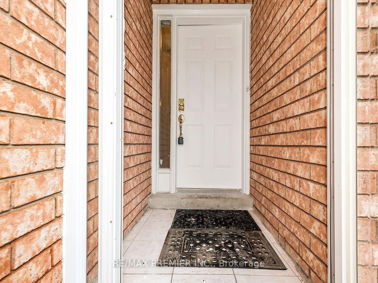 Photo 4 of 32 Stonebriar Drive, Vaughan, Maple — HOMEH