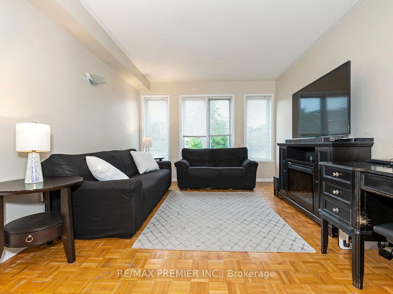 Photo 6 of 32 Stonebriar Drive, Vaughan, Maple — HOMEH