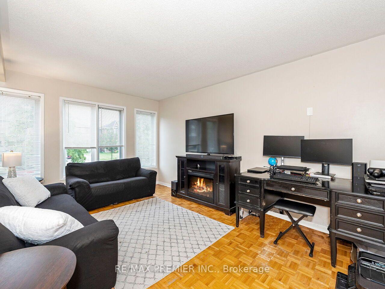 Photo 7 of 32 Stonebriar Drive, Vaughan, Maple — HOMEH