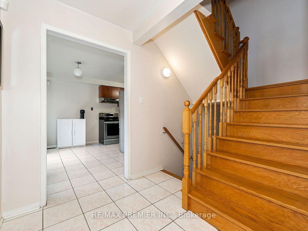 Photo 12 of 32 Stonebriar Drive, Vaughan, Maple — HOMEH