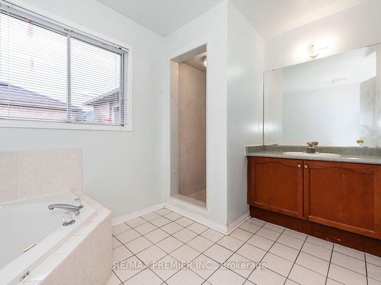 Photo 22 of 32 Stonebriar Drive, Vaughan, Maple — HOMEH