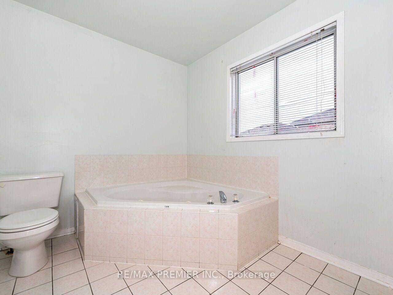 Photo 24 of 32 Stonebriar Drive, Vaughan, Maple — HOMEH