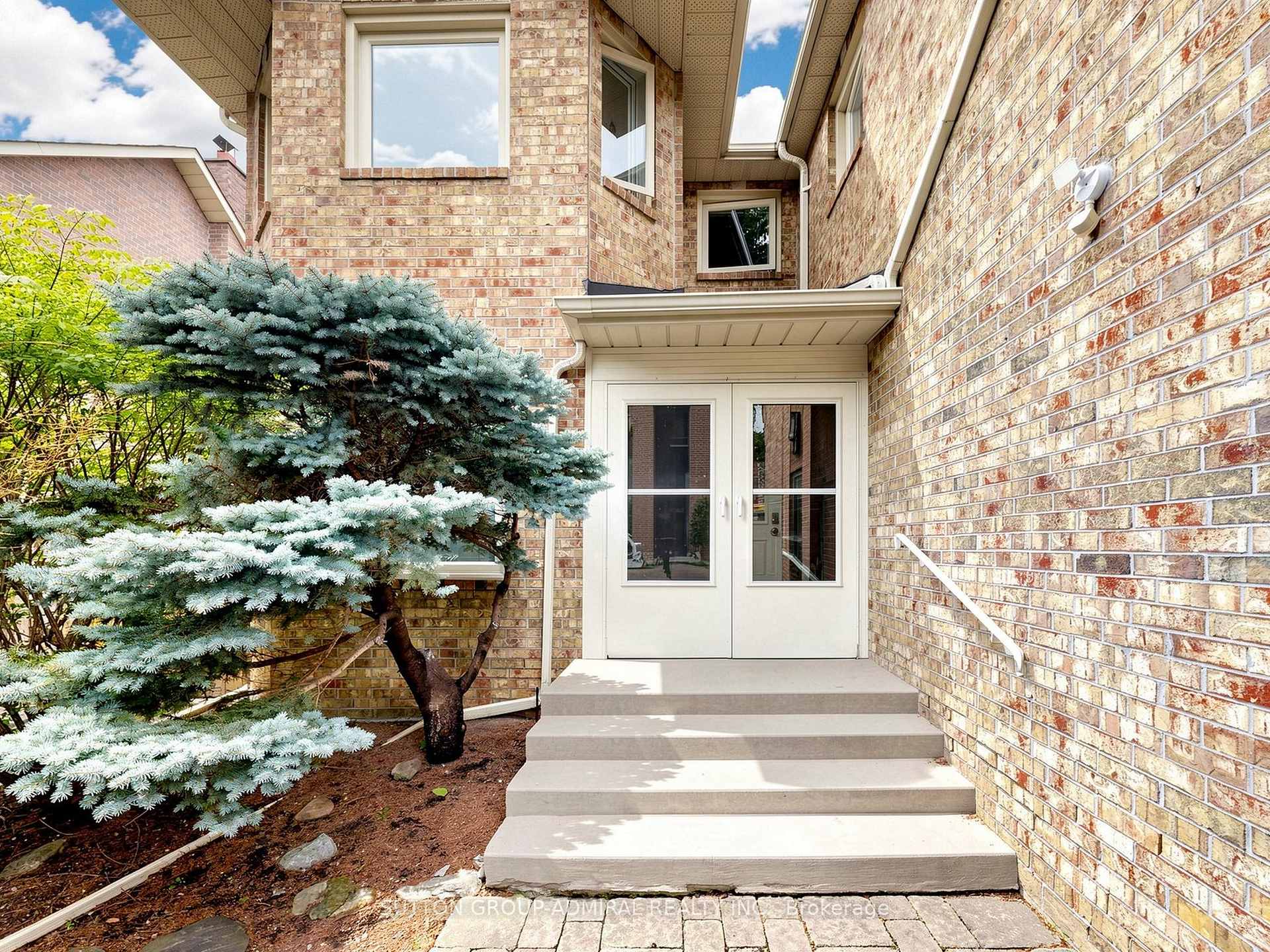 Photo 2 of 7 Cummings Court, Markham, Thornlea — HOMEH