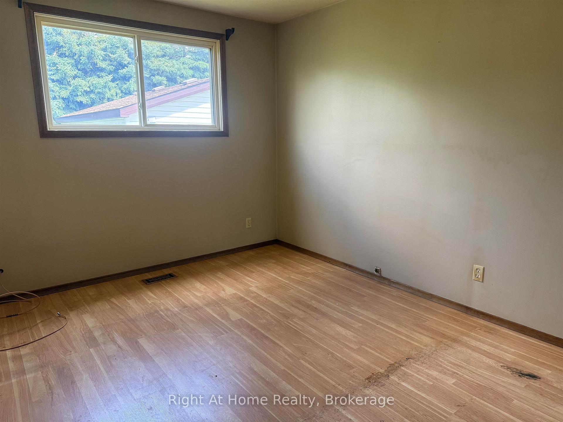 Photo 5 of 199 Limbrick, Thunder Bay, Northwood Park — HOMEH