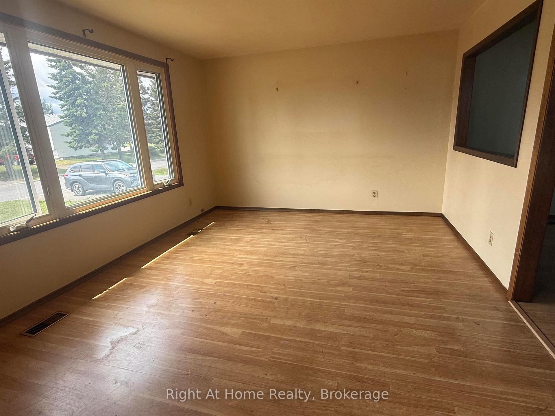 Photo 8 of 199 Limbrick, Thunder Bay, Northwood Park — HOMEH