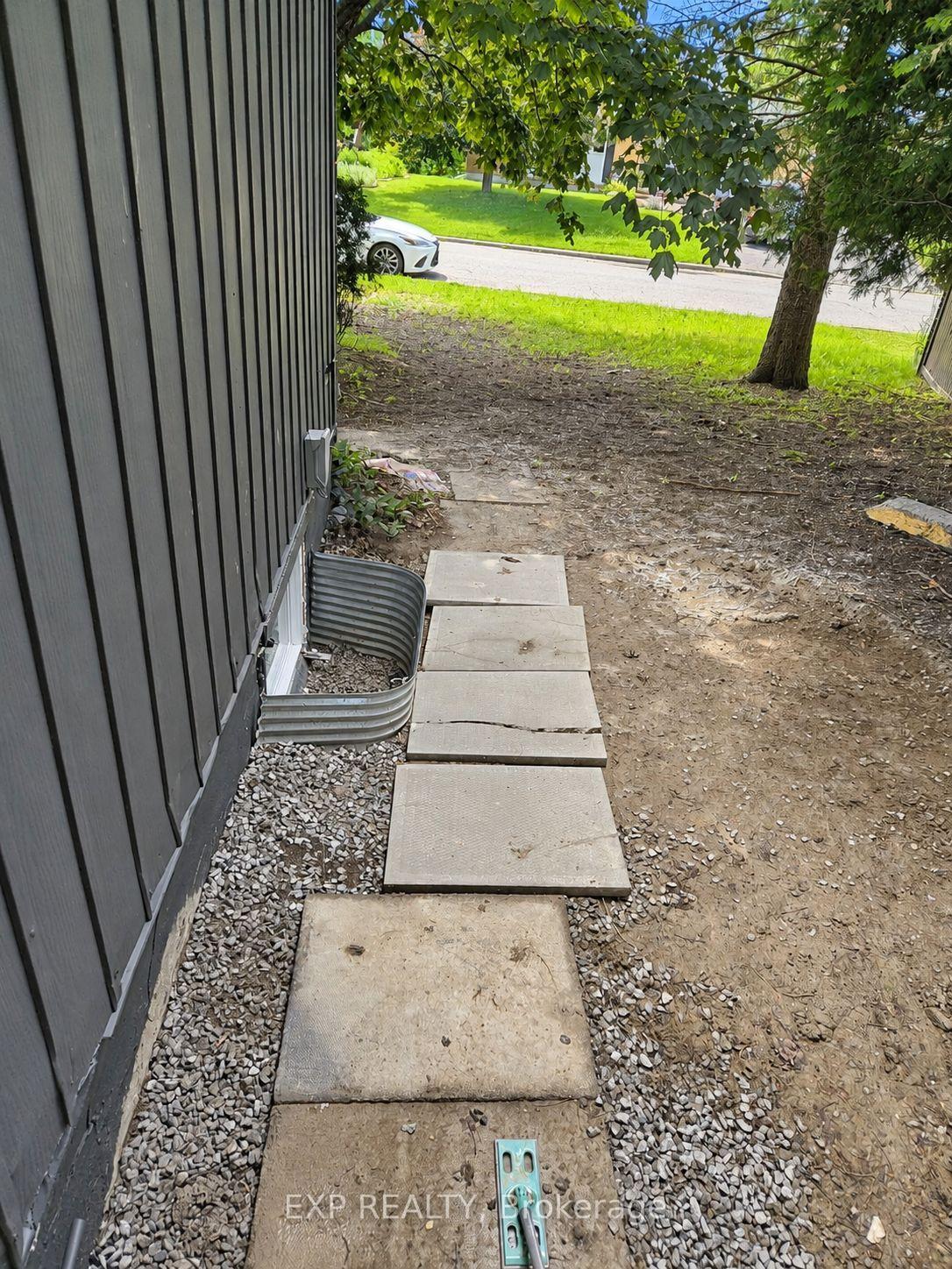 Photo 2 of Unit A, 428 Hatfield Crescent, Ottawa, Bilberry Creek/Queenswood Heights — HOMEH