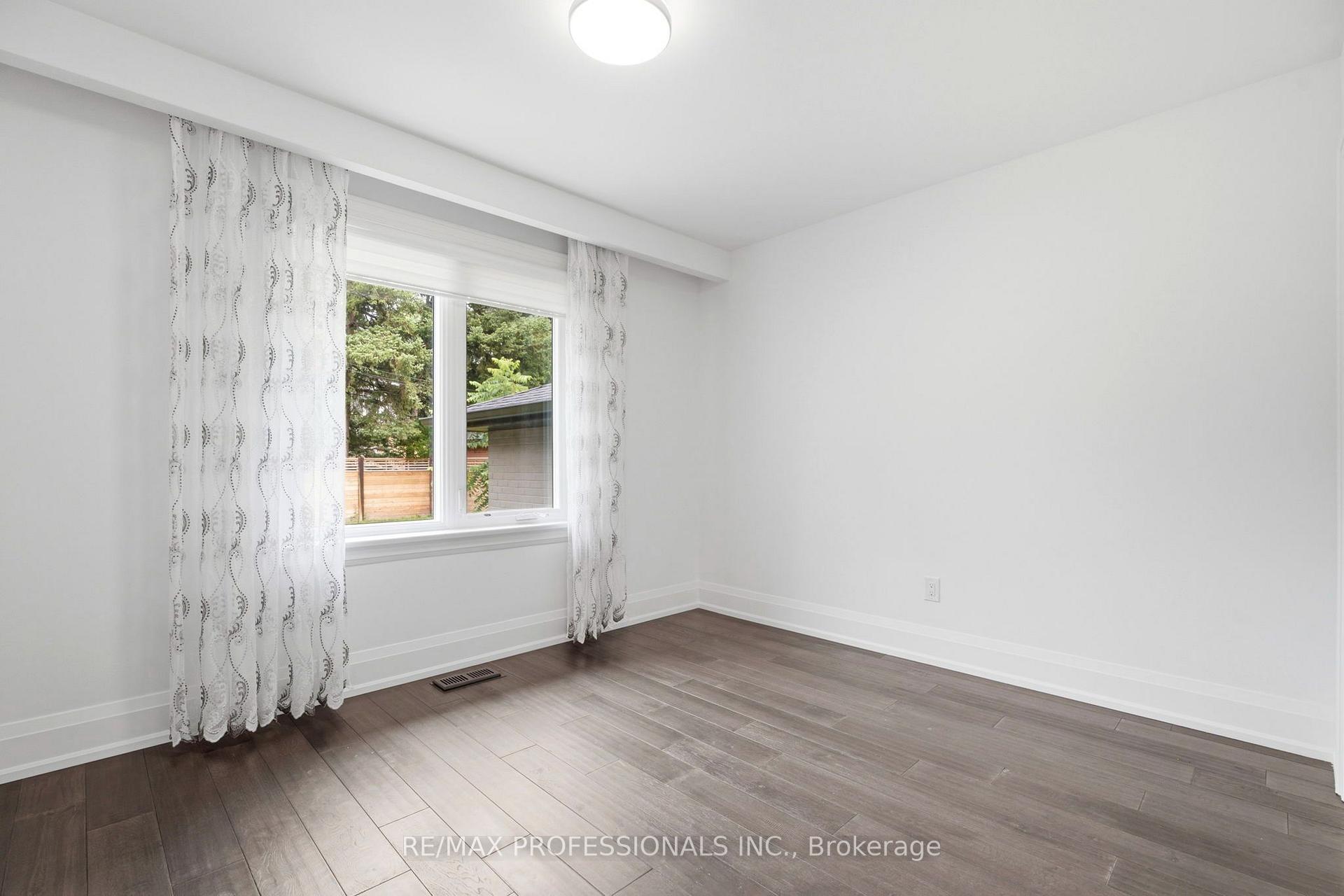 Photo 14 of 77 Cronin Drive, Etobicoke, Islington-City Centre West — HOMEH