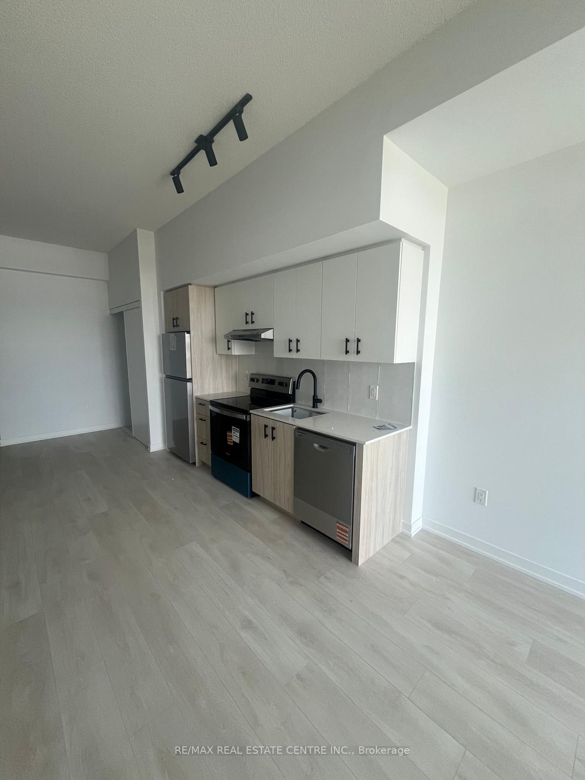 Photo 10 of Unit D906, 4878 Powers Common, Burlington, Alton — HOMEH