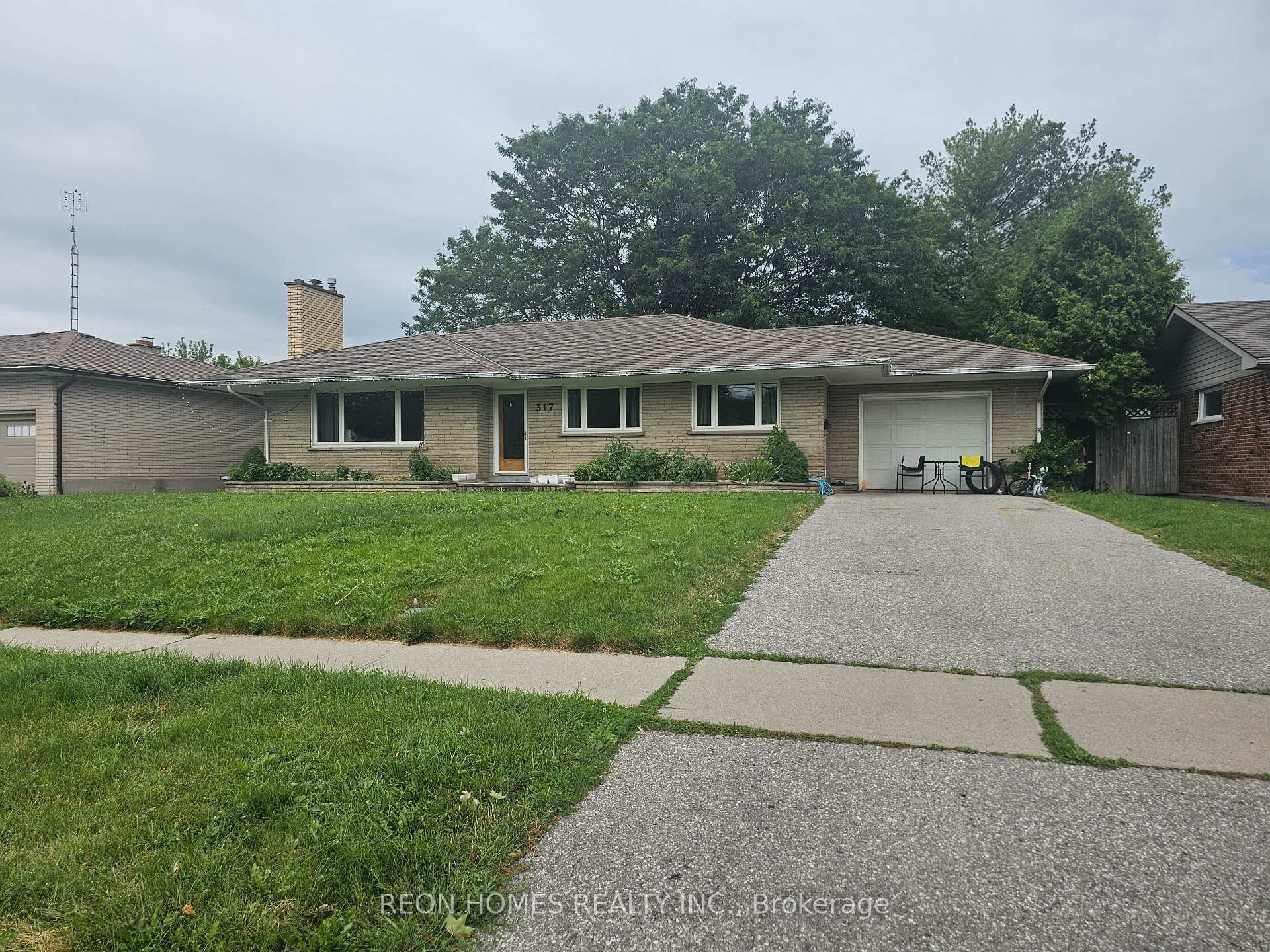Front of 317 Farewell Street