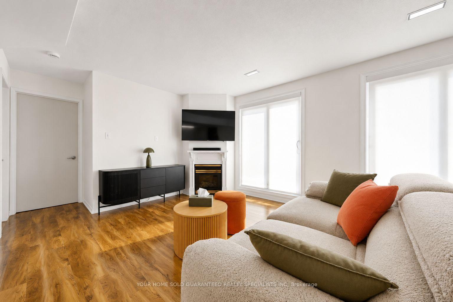 Photo 5 of Unit 1003, 75 Weldrick Drive E, Richmond Hill, Observatory — HOMEH