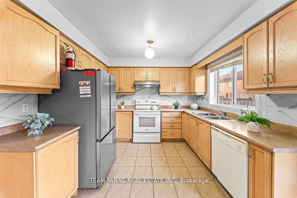 Photo 12 of 31 Snowshoe Lane, Brampton, Sandringham-Wellington — HOMEH