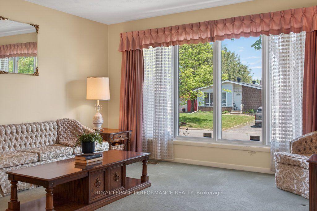 Photo 5 of 2184 Melfort Street, Ottawa, Hawthorne Meadows — HOMEH