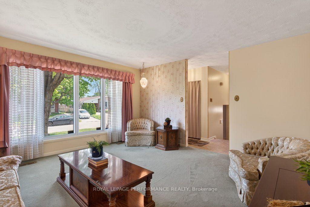 Photo 6 of 2184 Melfort Street, Ottawa, Hawthorne Meadows — HOMEH