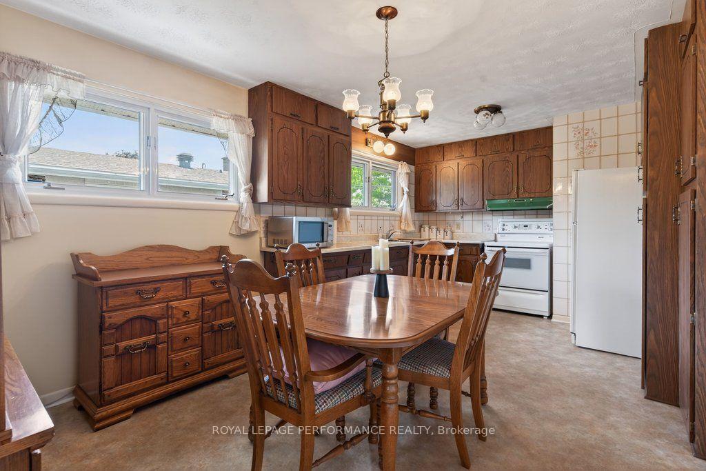 Photo 10 of 2184 Melfort Street, Ottawa, Hawthorne Meadows — HOMEH