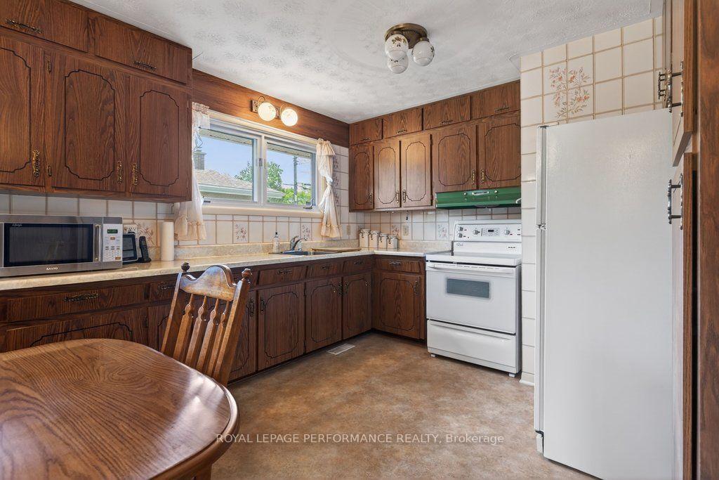 Photo 13 of 2184 Melfort Street, Ottawa, Hawthorne Meadows — HOMEH